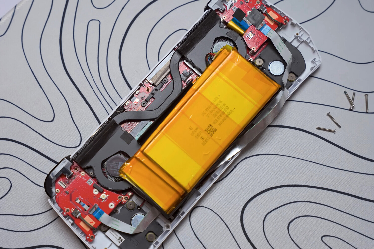 Энтузиаст-заменил-батарею-консоли-asus-rog-ally-аккумулятором-от-ноутбука