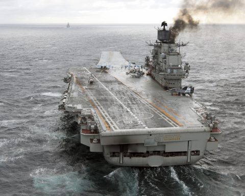 Адмирал-Комоедов:-крейсер-«Адмирал-Кузнецов»-важно-сохранить-для-обучения-лётчиков