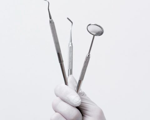 Врач-назвала-обнажение-корня-одной-из-причин-чувствительности-зубов