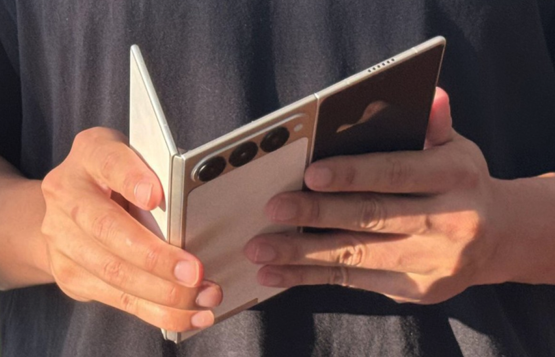 Инсайдер-показал-складывающийся-втрое-смартфон-tecno-phantom-ultimate-g fold