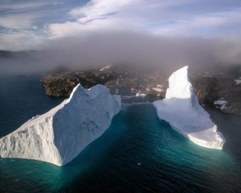 Огромный-айсберг-опасно-приблизился-к-гренландской-деревне