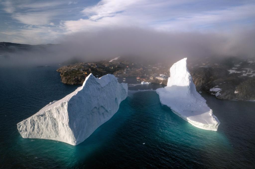 Огромный-айсберг-опасно-приблизился-к-гренландской-деревне