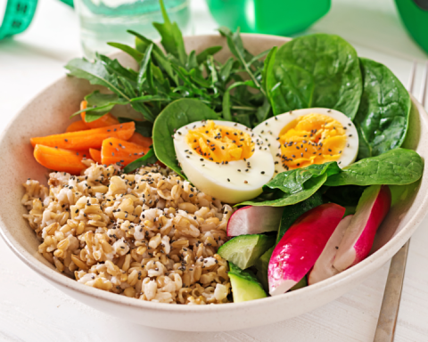 Сбалансированный-завтрак-и-другие-простые-способы-поддерживать-в-норме-уровень-сахара-в-крови