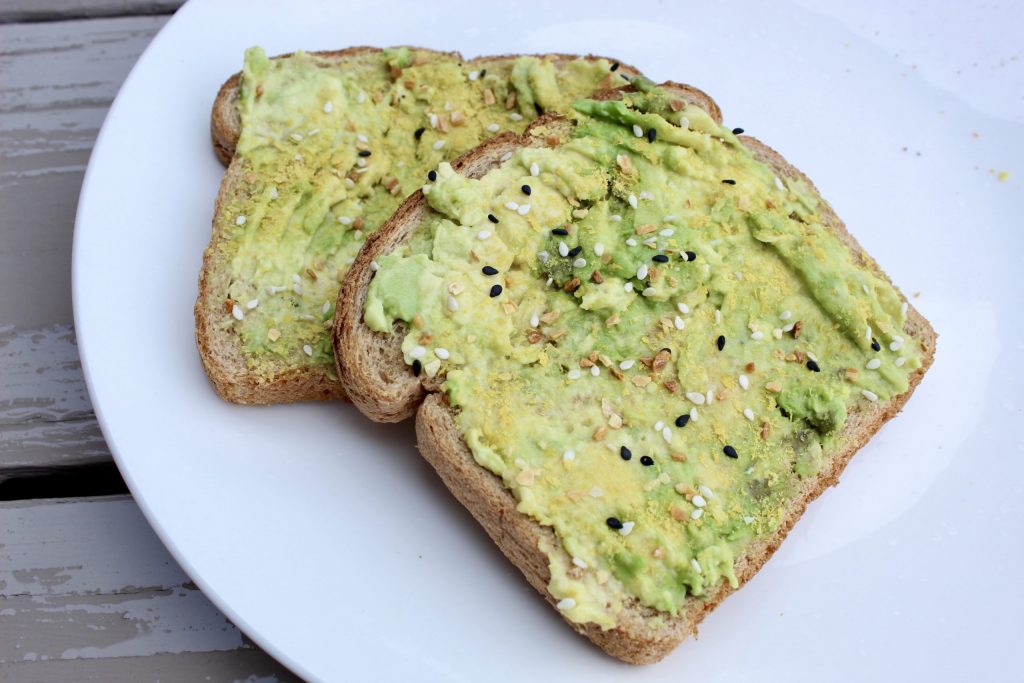 Тост-с-авокадо-и-другие-закуски,-которые-дадут-больше-энергии,-чем-кофе