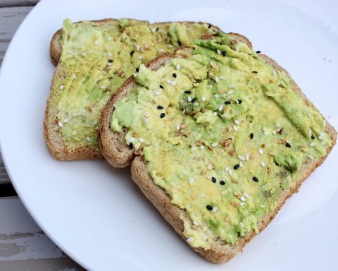 Тост-с-авокадо-и-другие-закуски,-которые-дадут-больше-энергии,-чем-кофе