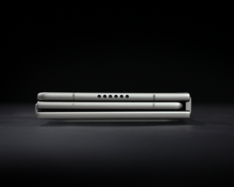 tecno-анонсировала-самый-тонкий-складывающийся-втрое-смартфон