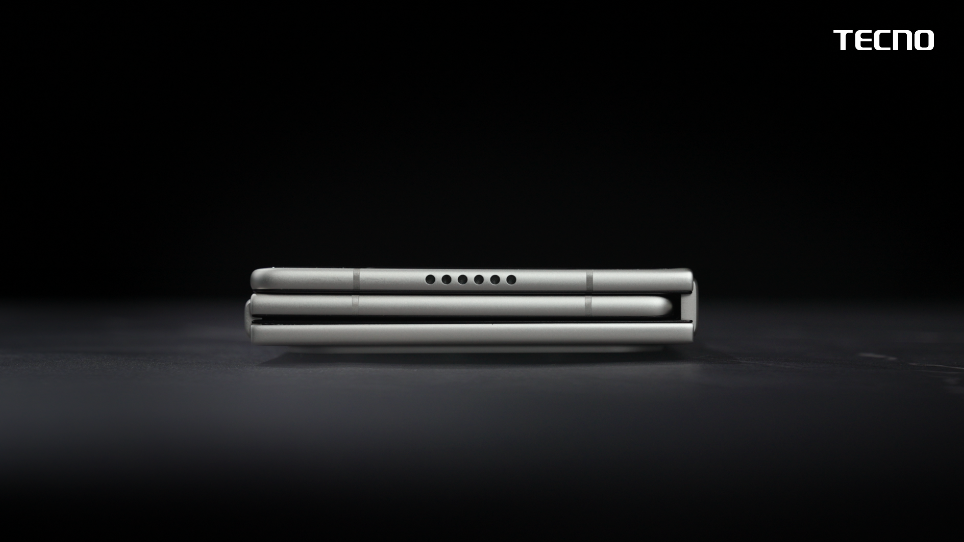 tecno-анонсировала-самый-тонкий-складывающийся-втрое-смартфон