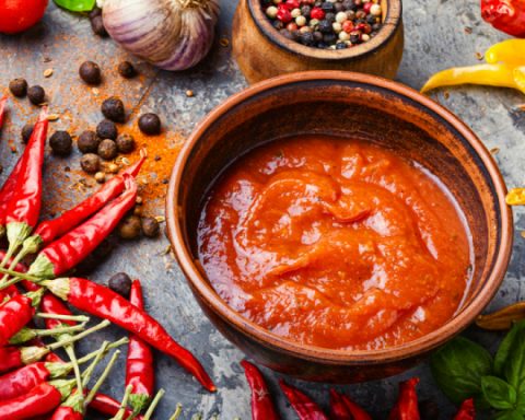 Острая-пища-и-другие-неожиданные-продукты,-которые-приводят-к-обезвоживанию