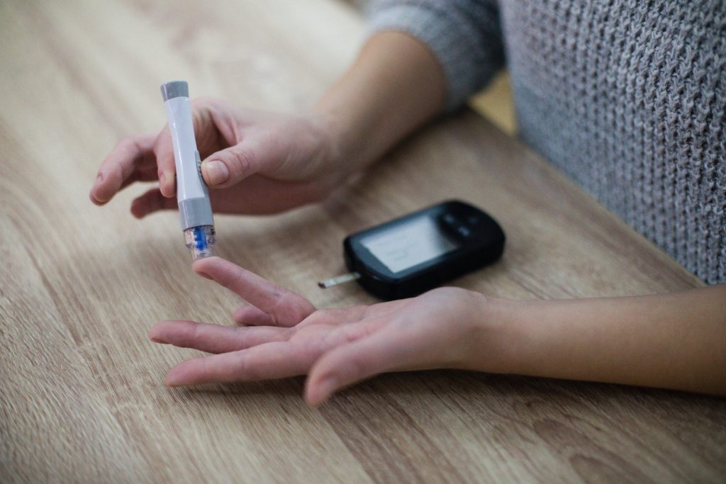 Сильная-жажда-и-другие-признаки,-что-у-вас-слишком-высокий-уровень-сахара-в-крови