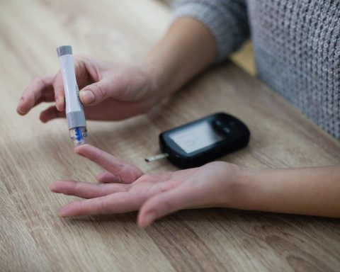 Сильная-жажда-и-другие-признаки,-что-у-вас-слишком-высокий-уровень-сахара-в-крови