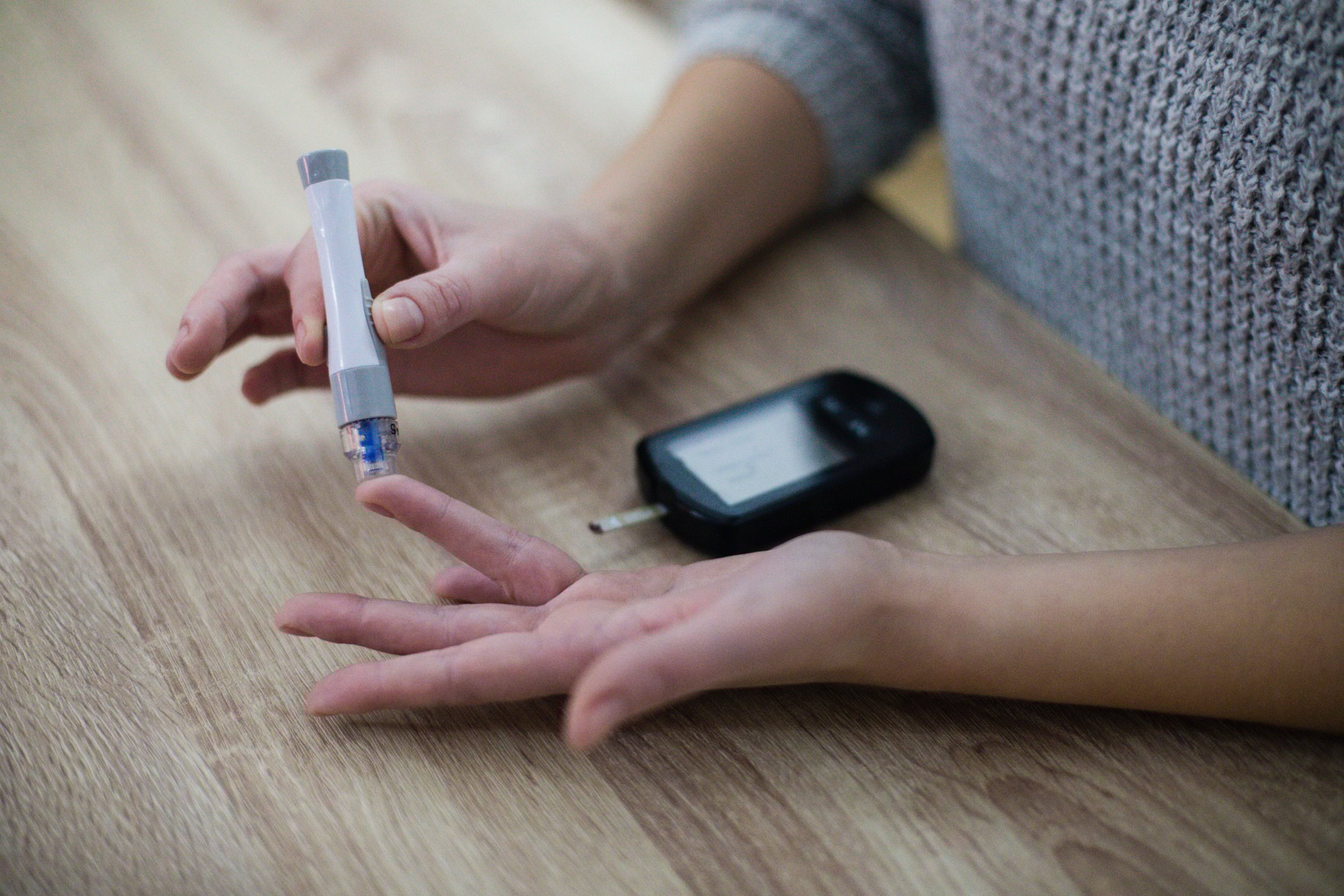 Сильная-жажда-и-другие-признаки,-что-у-вас-слишком-высокий-уровень-сахара-в-крови