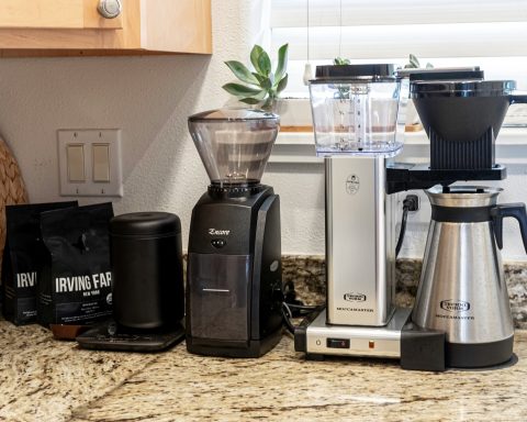 В-М.Видео-Эльдорадо-рассказали,-что-россияне-чаще-всего-покупают-днём-и ночью