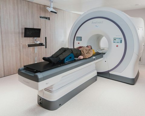 Мужчину-насмерть-затянуло-в-аппарат-МРТ-из-за-неснятой-цепочки