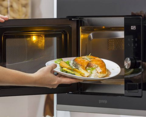 Переработанное-мясо-и-не-только:-какие-продукты-ни-в-коем-случае-нельзя-класть-в-микроволновку