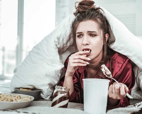 Скроллинг-и-другие-способы-борьбы-со-стрессом,-которые-на-самом-деле-не-помогают