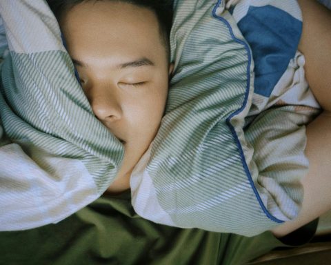 Учёные-объяснили,-почему-летом-бывает-сложнее-спать