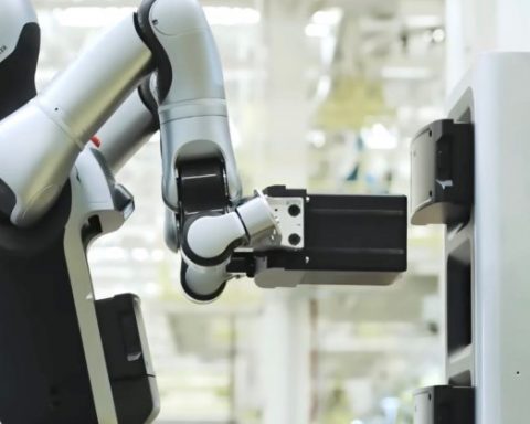 В-Китае-создали-робота,-что-сам-меняет-свою-батарею