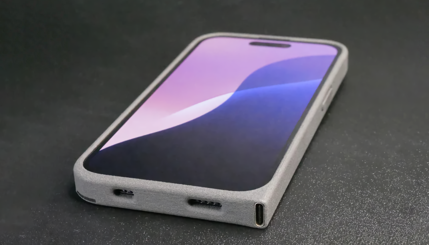 Инженер-добавил-usb-c-в-iphone-13-и-14-с-помощью-специального-чехла