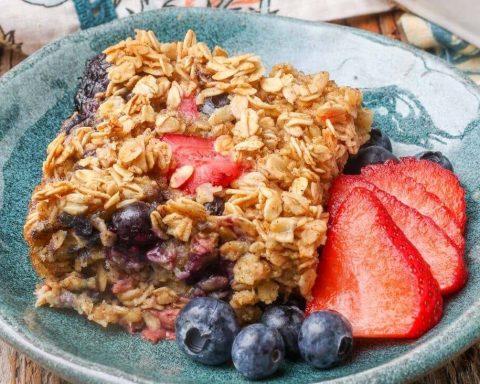 oatmeal-with-nuts-and-berries-was-called-the-best-breakfast-to-prevent-stroke