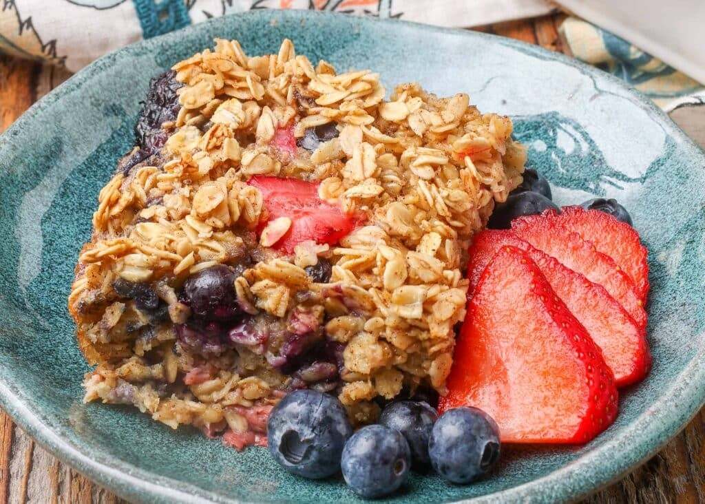 oatmeal-with-nuts-and-berries-was-called-the-best-breakfast-to-prevent-stroke