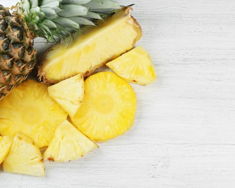 pineapple-and-other-healthy-snacks-that-can-be-taken-to-the-beach