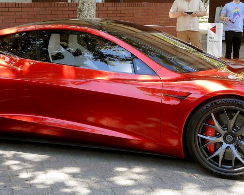 tesla-remembered-the-fantastic-roadster,-the-release-of-which-is-delayed-for-5-years