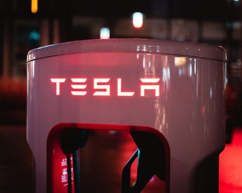 tesla-заключила-контракт-на-$4,3-млрд-с lg-energy-на поставку-батарей