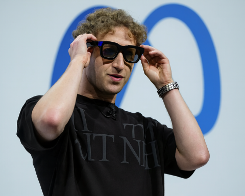 mark-zuckerberg-called-smart-glasses-“future-personal-intelligence”