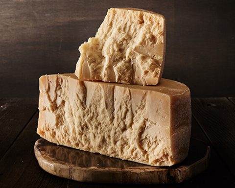 Пармезан-и-другие-лучшие-сыры-с-высоким-содержанием-белка