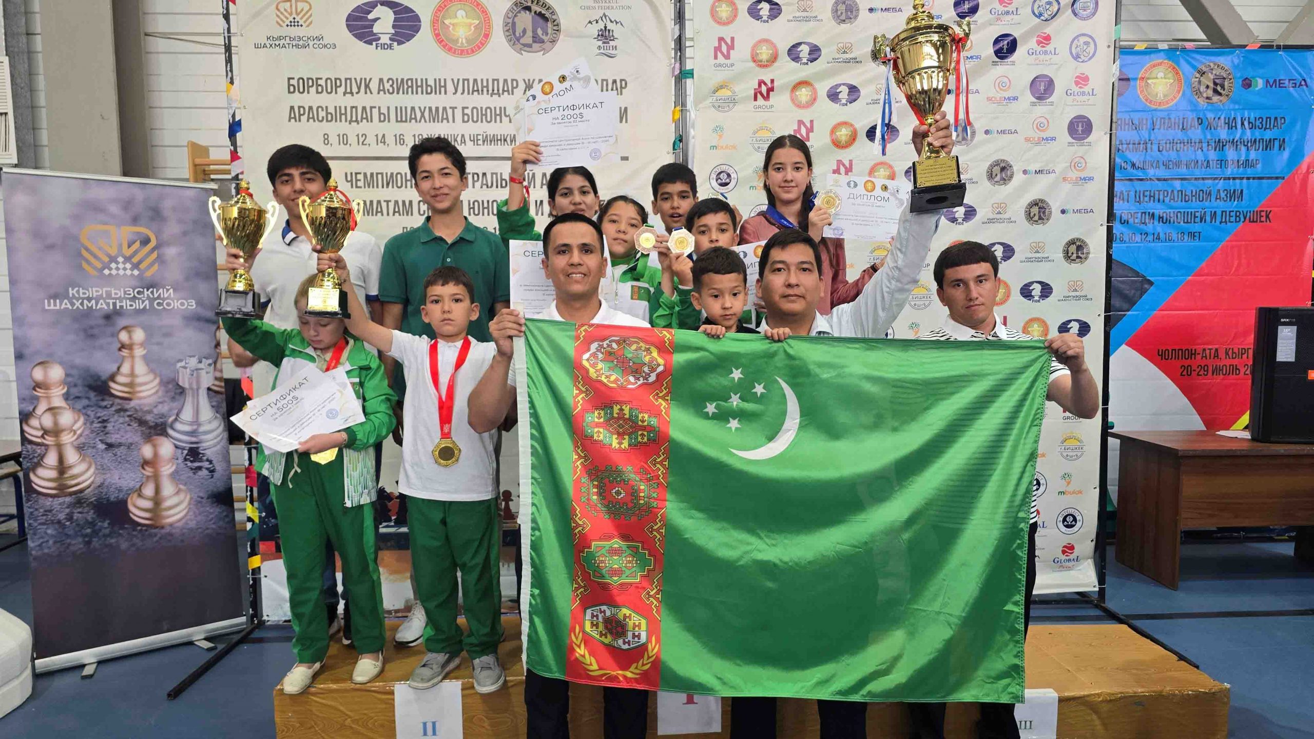 vse gruppa s flagom scaled THE ASHGABAT TIMES