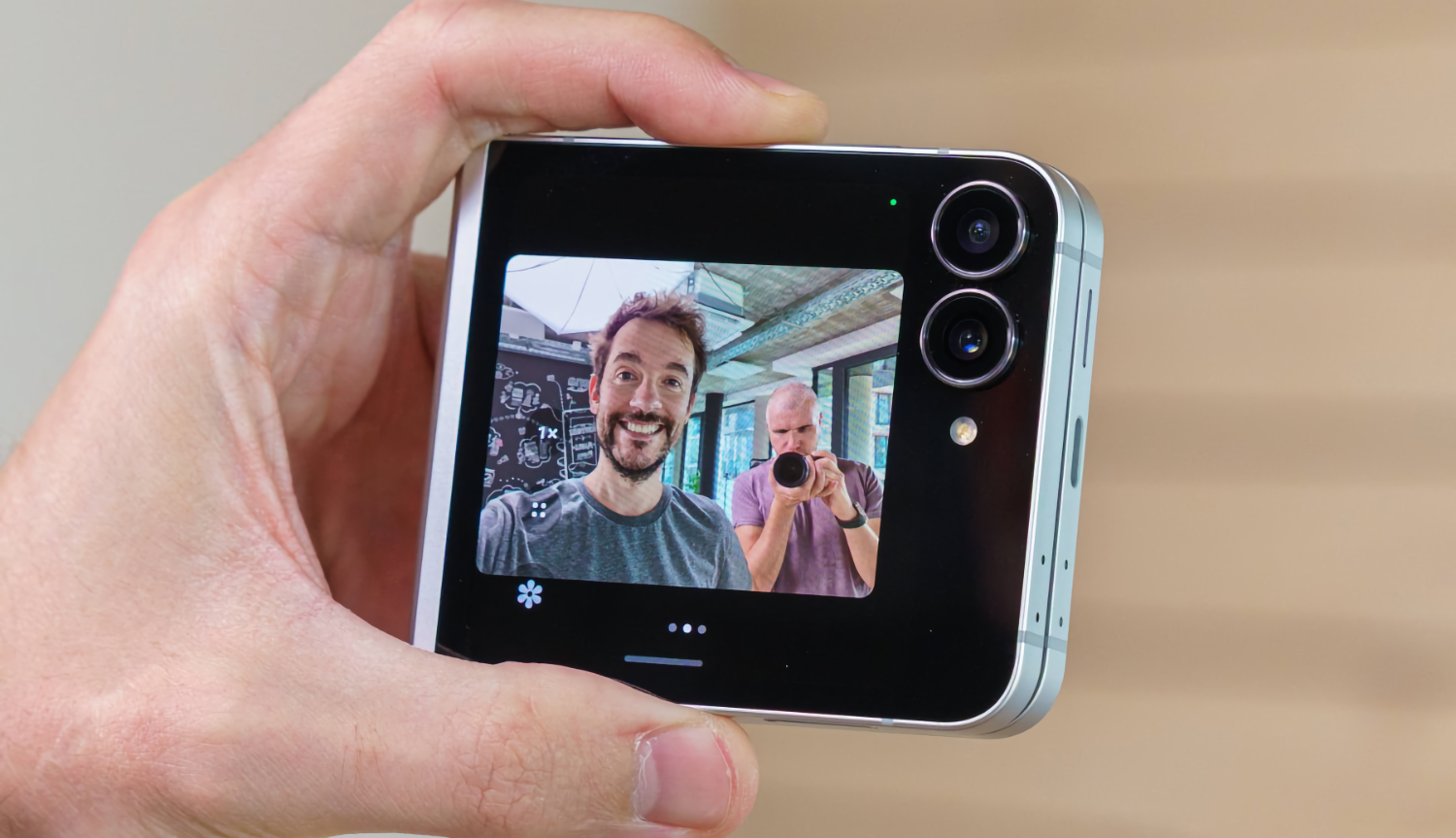 gsmarena-раскритиковала-galaxy-z-flip7-fe-за-слабую-начинку-и-автономность