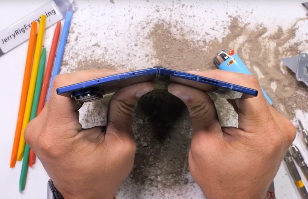 the-latest-folding-samsung-galaxy-z-flip7-passed-the-flexibility-test,-but-there-is-a-nuance