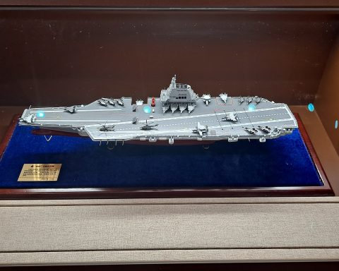 В Китае-почти-закончили-авианосец-«Фуцзянь»-с электромагнитным-запуском-самолетов