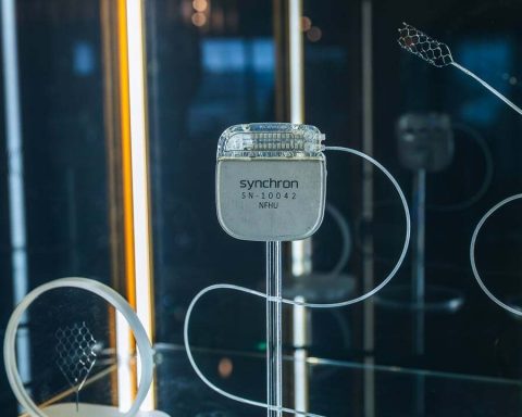 apple-и-synchron-подключили-человека-к-ipad-с-помощью-нейрочипа