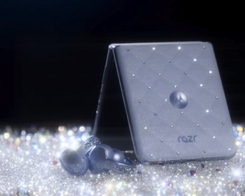 motorola-представила-раскладушку-razr-2025-с-кристаллами-swarovski