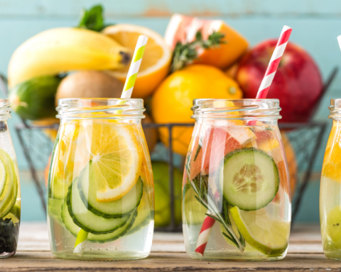 Добавление-фруктов-к-воде-сделает-её-вкуснее-и-полезнее