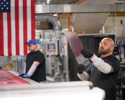 all-glasses-for-iphone-and-apple-watch-will-be-produced-in-the-usa