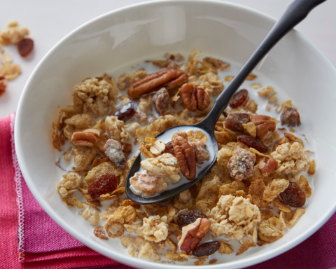 Цельнозерновые-хлопья-и-другие-продукты-на-завтрак,-которые-помогут-вам-опорожнить-кишечник