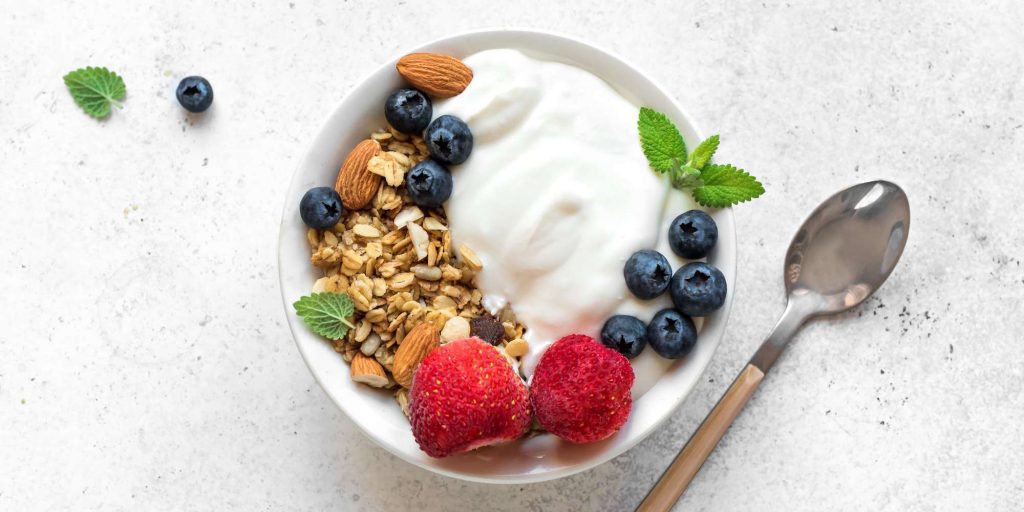 greek-yogurt-with-berries-and-other-snacks-that-will-save-from-fat-on-the-stomach-in-a-month