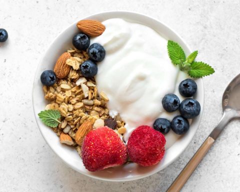 greek-yogurt-with-berries-and-other-snacks-that-will-save-from-fat-on-the-stomach-in-a-month