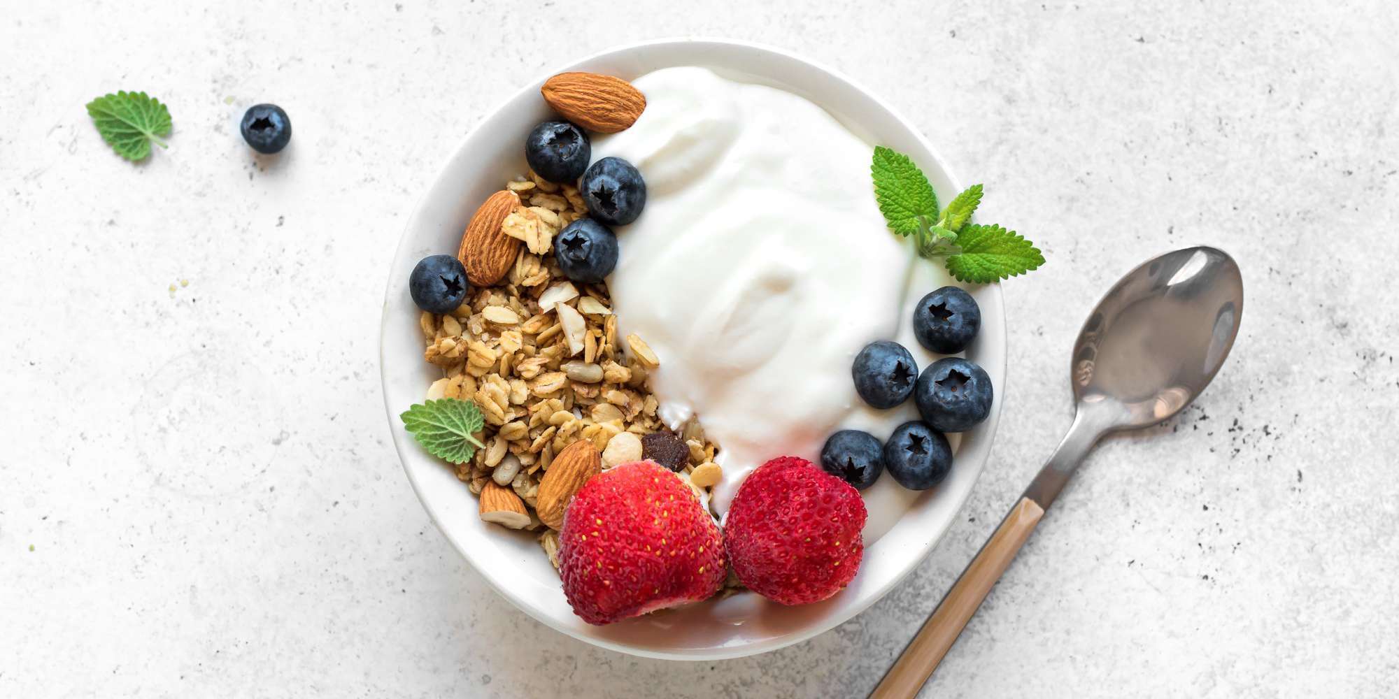 greek-yogurt-with-berries-and-other-snacks-that-will-save-from-fat-on-the-stomach-in-a-month