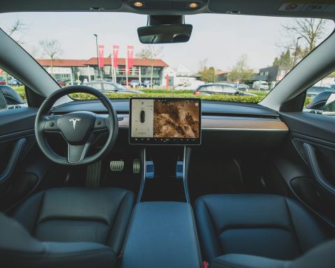 elon-musk-promised-to-present-a-new-tesla-autopilot-model
