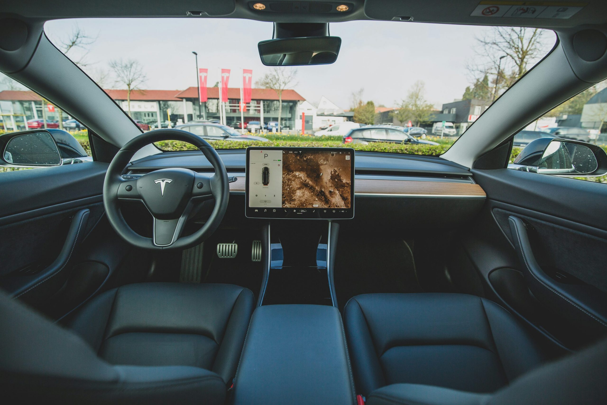 elon-musk-promised-to-present-a-new-tesla-autopilot-model
