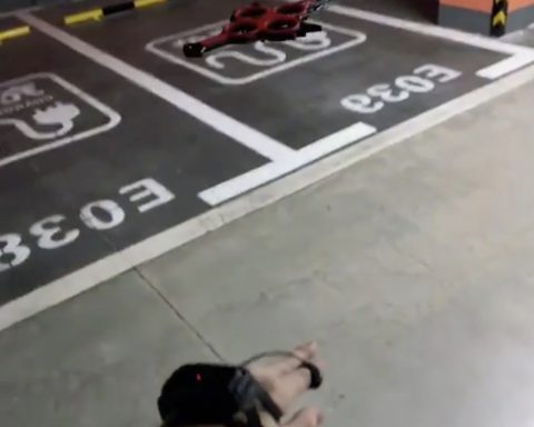 Энтузиаст-сделал-летающий-по-команде-меч