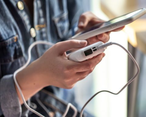 expert:-non-original-charging-reduces-the-time-of-operation-of-the-smartphone-battery