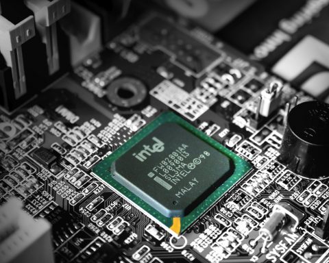 the-former-head-of-intel-said-that-it-was-customers-who-should-invest-in-the-company