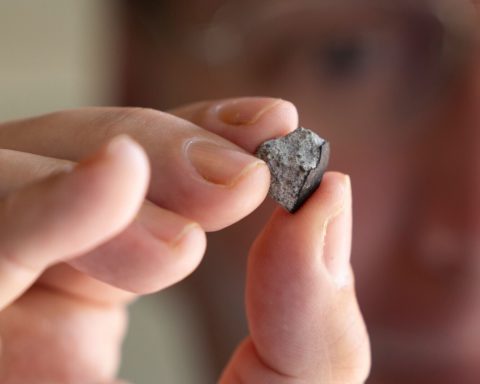 scientists:-the-meteor-who-pierced-the-roof-in-the-house-of-the-american-was-older-than-the-earth