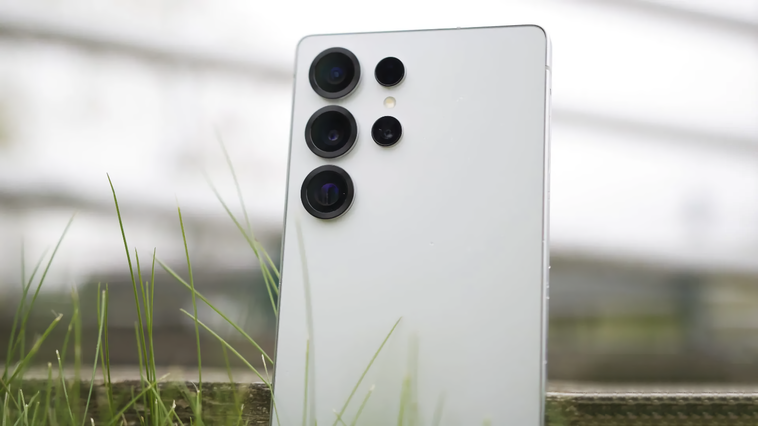 the-new-bug-in-beta-android-16-for-one-ui-8-stains-the-moon-in-purple-with-zuma