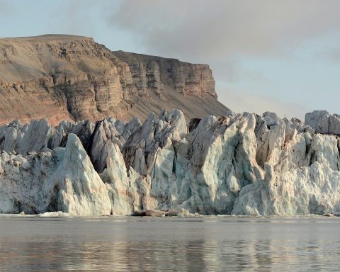 scientists-talked-about-the-loss-of-the-arctic-glaciers-of-russia-25-gigatons-of-ice-per-year