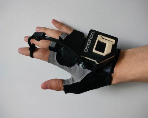 squiring-hand:-skycontrol-glove-will-teach-to-control-the-drones-in-10-minutes